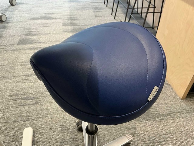 Werktafel met zadelkruk - afbeelding 5 van  5