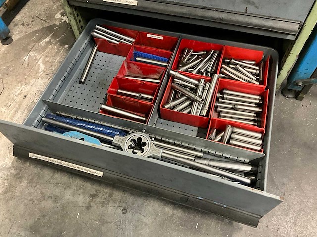 Werktafel voorzien van taparm en ladenkast - afbeelding 15 van  24