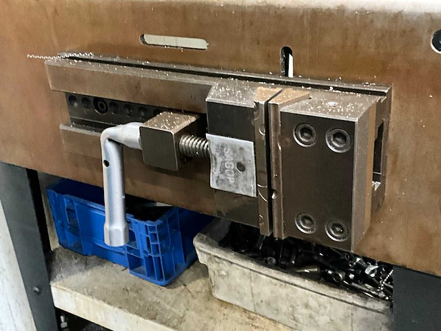 Werktafel voorzien van taparm - afbeelding 2 van  11