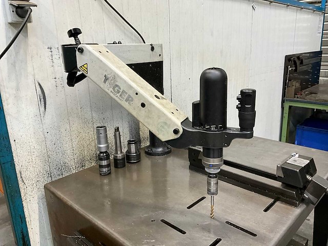 Werktafel voorzien van taparm - afbeelding 7 van  11