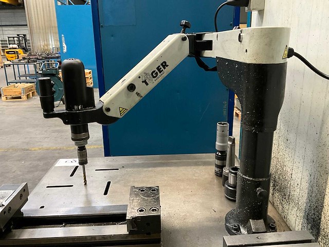 Werktafel voorzien van taparm - afbeelding 8 van  11