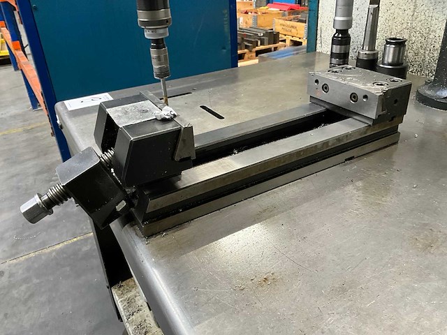 Werktafel voorzien van taparm - afbeelding 9 van  11