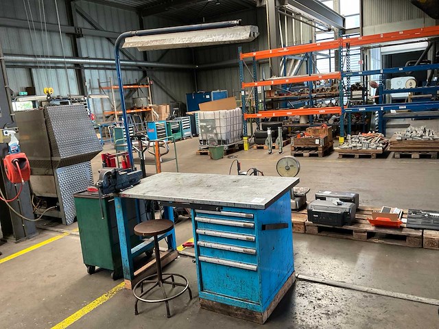 Werktafel/lades met inhoud - afbeelding 1 van  12