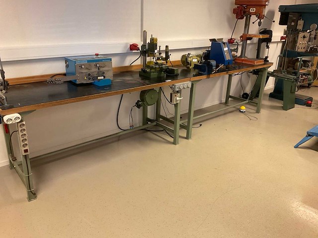 Werktafels met bankschroef en diverse elektra aansluitingen (2x) - afbeelding 1 van  5