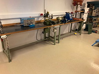 Werktafels met bankschroef en diverse elektra aansluitingen (2x) - afbeelding 1 van  5