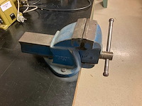 Werktafels met bankschroef en diverse elektra aansluitingen (2x) - afbeelding 2 van  5