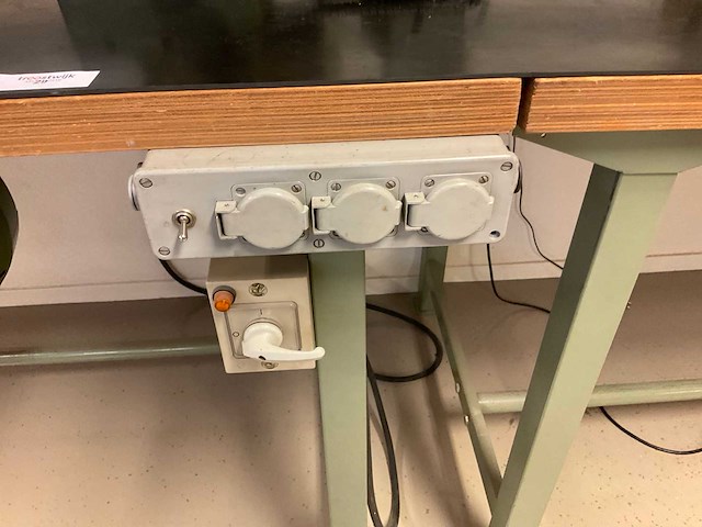 Werktafels met bankschroef en diverse elektra aansluitingen (2x) - afbeelding 3 van  5
