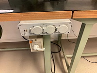 Werktafels met bankschroef en diverse elektra aansluitingen (2x) - afbeelding 3 van  5