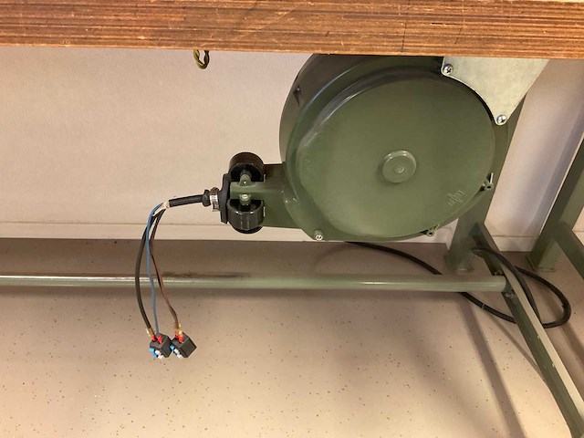 Werktafels met bankschroef en diverse elektra aansluitingen (2x) - afbeelding 4 van  5