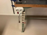 Werktafels met bankschroef en diverse elektra aansluitingen (2x) - afbeelding 5 van  5