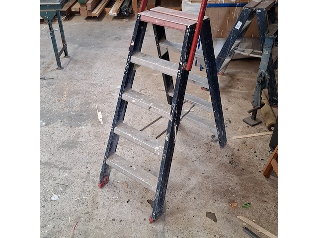 Werktrap 2x 5 treeds met bordes - afbeelding 4 van  5