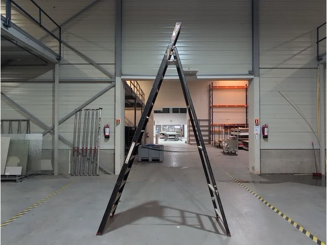Werktrap altrex, 11 treeds met bordes - afbeelding 3 van  5