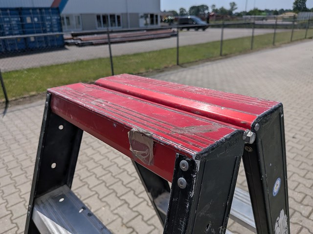 Werktrap altrex, 2x 5 treeds met bordes - afbeelding 4 van  7