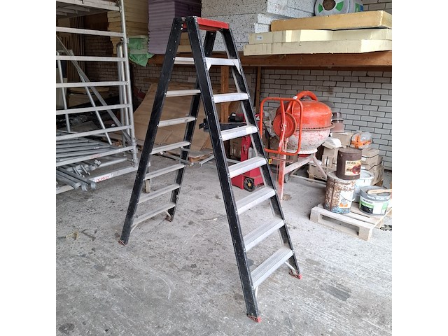 Werktrap altrex, 2x 7 treeds met bordes - afbeelding 1 van  8