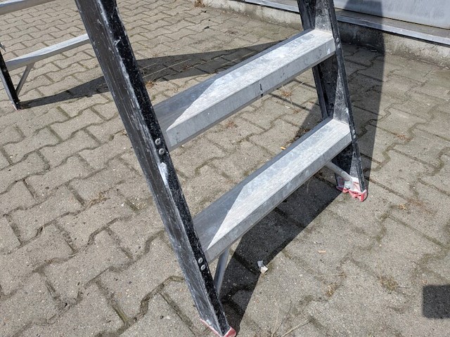 Werktrap altrex, 2x 7 treeds met bordes - afbeelding 4 van  4