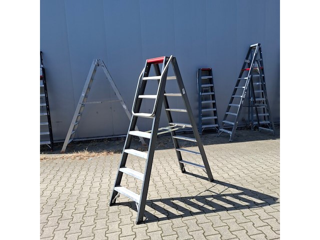 Werktrap altrex, 2x 8 treeds - afbeelding 1 van  4