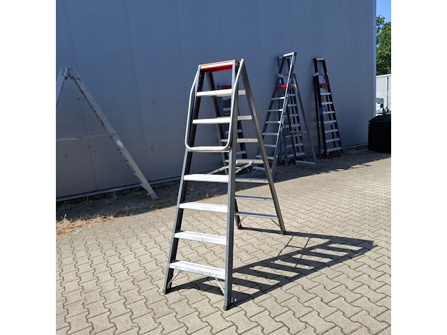 Werktrap altrex, 2x 8 treeds - afbeelding 2 van  4