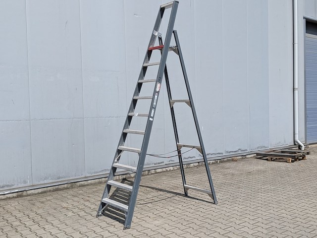 Werktrap altrex, 9 treeds met bordes - afbeelding 1 van  6
