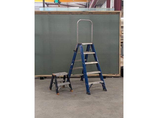 Werktrap met opstap 2x 4 treeds met bordes - afbeelding 1 van  8