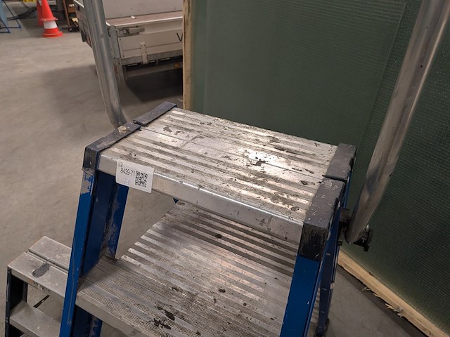 Werktrap met opstap 2x 4 treeds met bordes - afbeelding 5 van  8