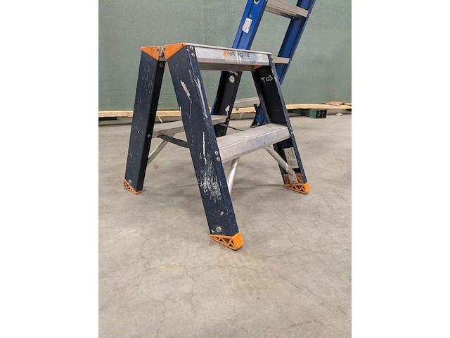 Werktrap met opstap 2x 4 treeds met bordes - afbeelding 7 van  8