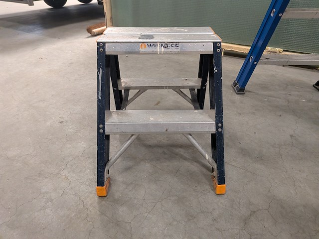 Werktrap met opstap 2x 4 treeds met bordes - afbeelding 8 van  8