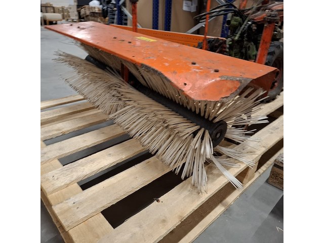 Werktuigdrager met veegborstel en sneeuwschuif, agria - afbeelding 3 van  13