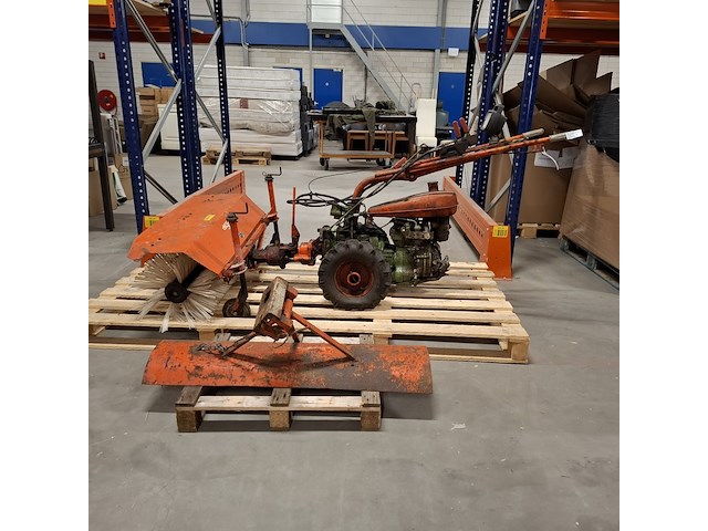 Werktuigdrager met veegborstel en sneeuwschuif, agria - afbeelding 1 van  13