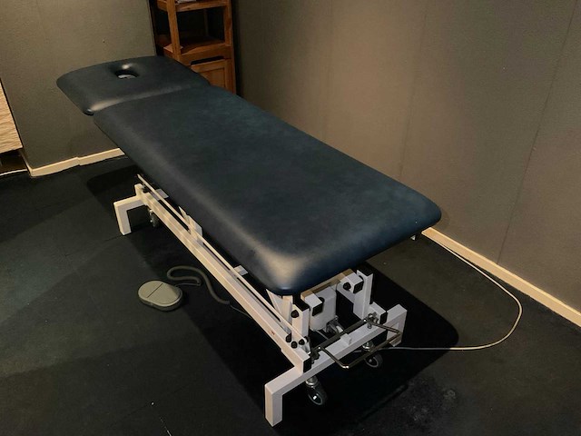 Wesseling eco-line elektrische massagetafel met voetpedaal - afbeelding 1 van  11