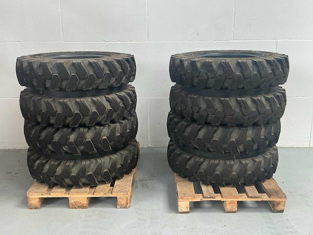 Westlake 8.25-20 bandenset voor graafmachine “ongebruikt” - afbeelding 1 van  14