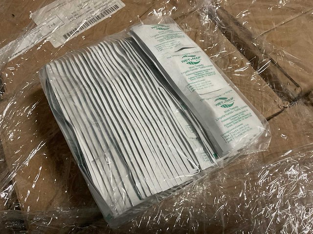 Wet-nap moist towelette partij handcleaner - afbeelding 1 van  4