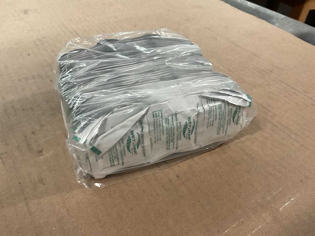 Wet nap moist towelette - afbeelding 1 van  3