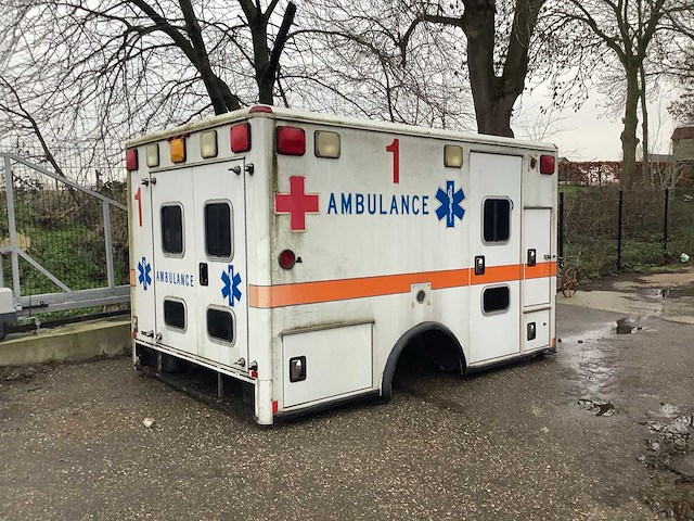 Wheel coach intensive care unit - afbeelding 1 van  7