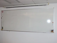 Whiteboard grootformaat. afmeting 300 x 120 cm.