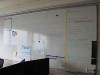 Whiteboard met afmeting 120 x 240 cm.