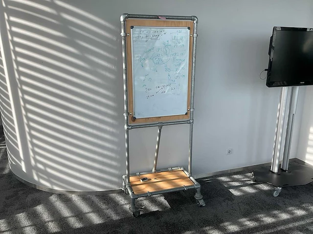 Whiteboard op verrijdbaar statief - afbeelding 1 van  1