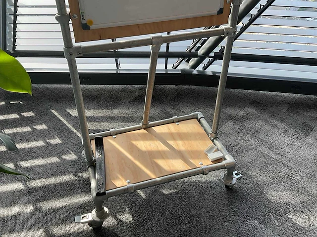 Whiteboard op verrijdbaar statief - afbeelding 1 van  3