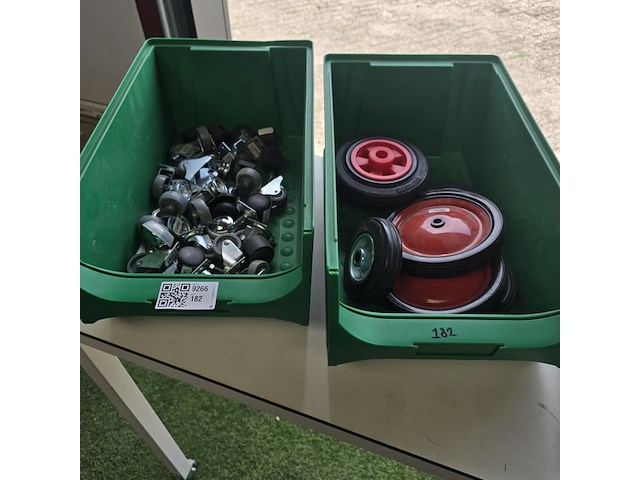 Wielen in magazijnbakken - afbeelding 1 van  4