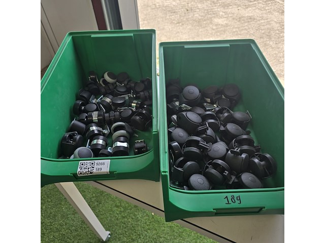 Wielen in magazijnbakken - afbeelding 1 van  4