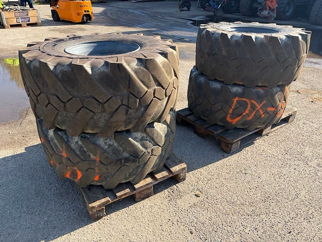 Wielen set banden graafmachine - afbeelding 5 van  10