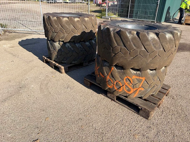 Wielen set banden graafmachine - afbeelding 6 van  10