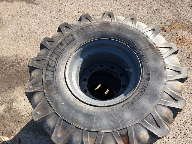 Wielen set banden graafmachine - afbeelding 10 van  10