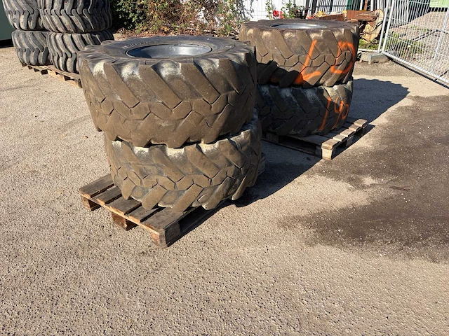 Wielen set banden graafmachine - afbeelding 1 van  5