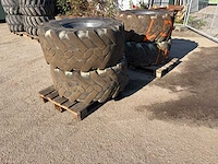 Wielen set banden graafmachine
