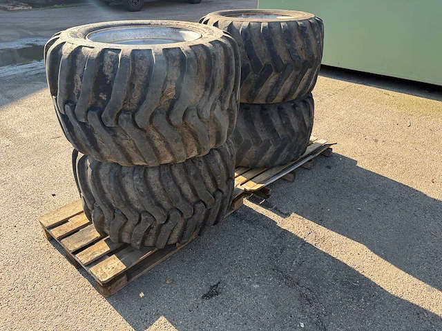 Wielen set graafmachine - afbeelding 7 van  14