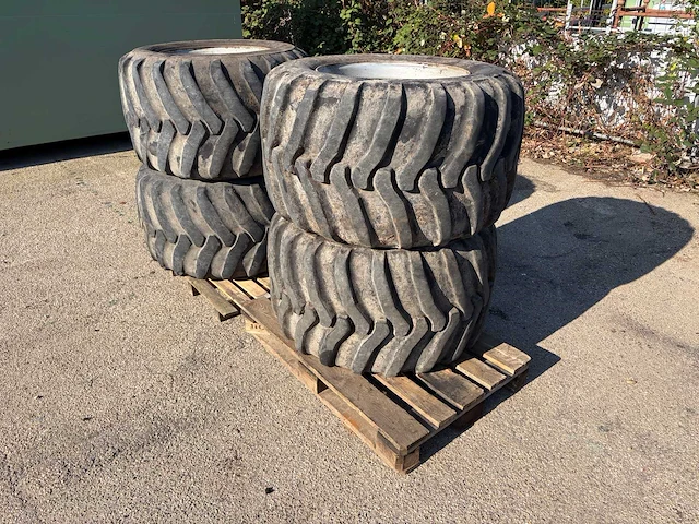 Wielen set graafmachine - afbeelding 1 van  14
