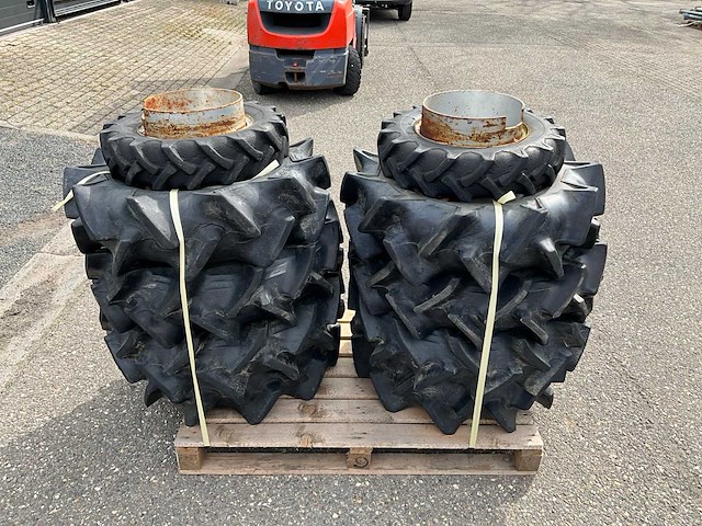 Wielenset t.b.v. minitractor - afbeelding 1 van  1