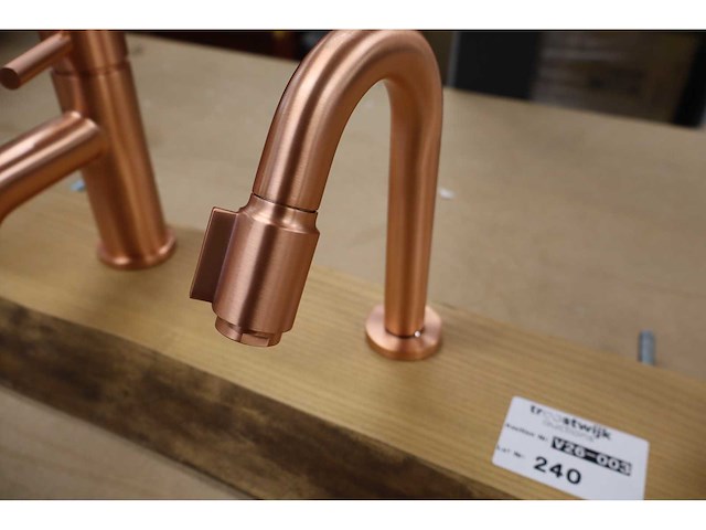 Wiesbaden - wastafelkranen showroom - afbeelding 4 van  5