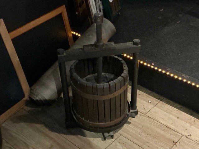 Wijn/ ciderpers ( vintage ) - afbeelding 2 van  3