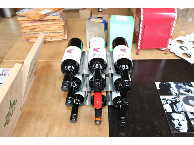 Wijnrek met 9 flessen rode wijn. - afbeelding 1 van  2